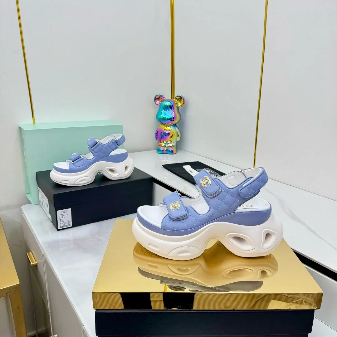 👟👟Ex-factory price 680👟👟 Top version... Chanel｜Chanel Xiaoxiang Velcro Beach Slippers Slippers Casual Beach Shoes 25ss Spring and Summer New Style! Beach shoes are a hit all over the internet! The latest model from the counter, I am still willing to buy it on my feet. It must be ranked among the most popular models. It is invincible in all seasons. Various bloggers and Internet celebrities can see the matching styles. Highly recommended. Pearlescent sheepskin upper, sheepskin lining, suede for feet. Original open-molded TPU outsole size: 35-40 (customized for 40 and 41). Full set of original packaging 👉 👉 👉 👉 👉